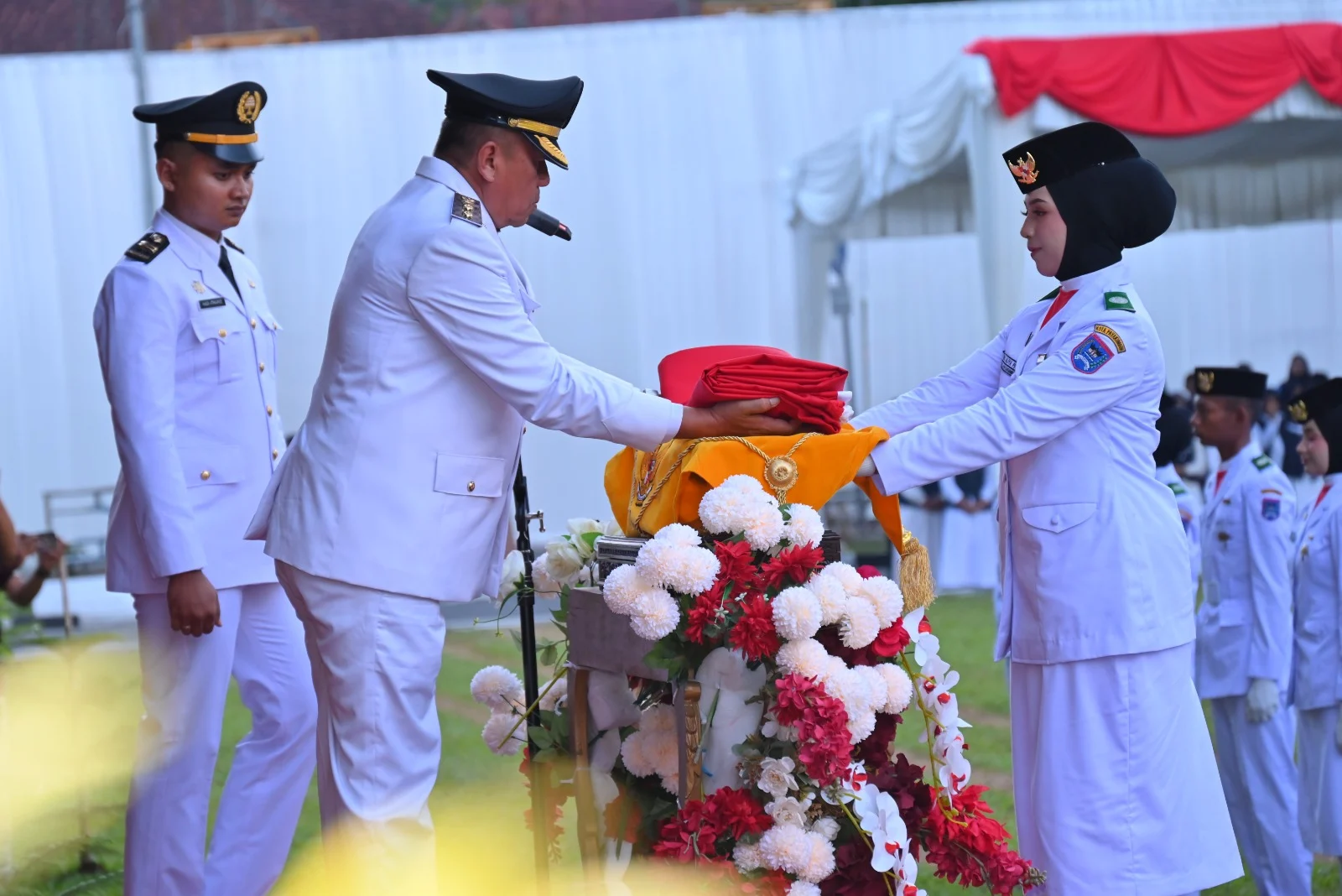 Wakil Walikota Payakumbuh Pimpin Penurunan Bendera HUT ke-81 RI di Balai Kota Payakumbuh
