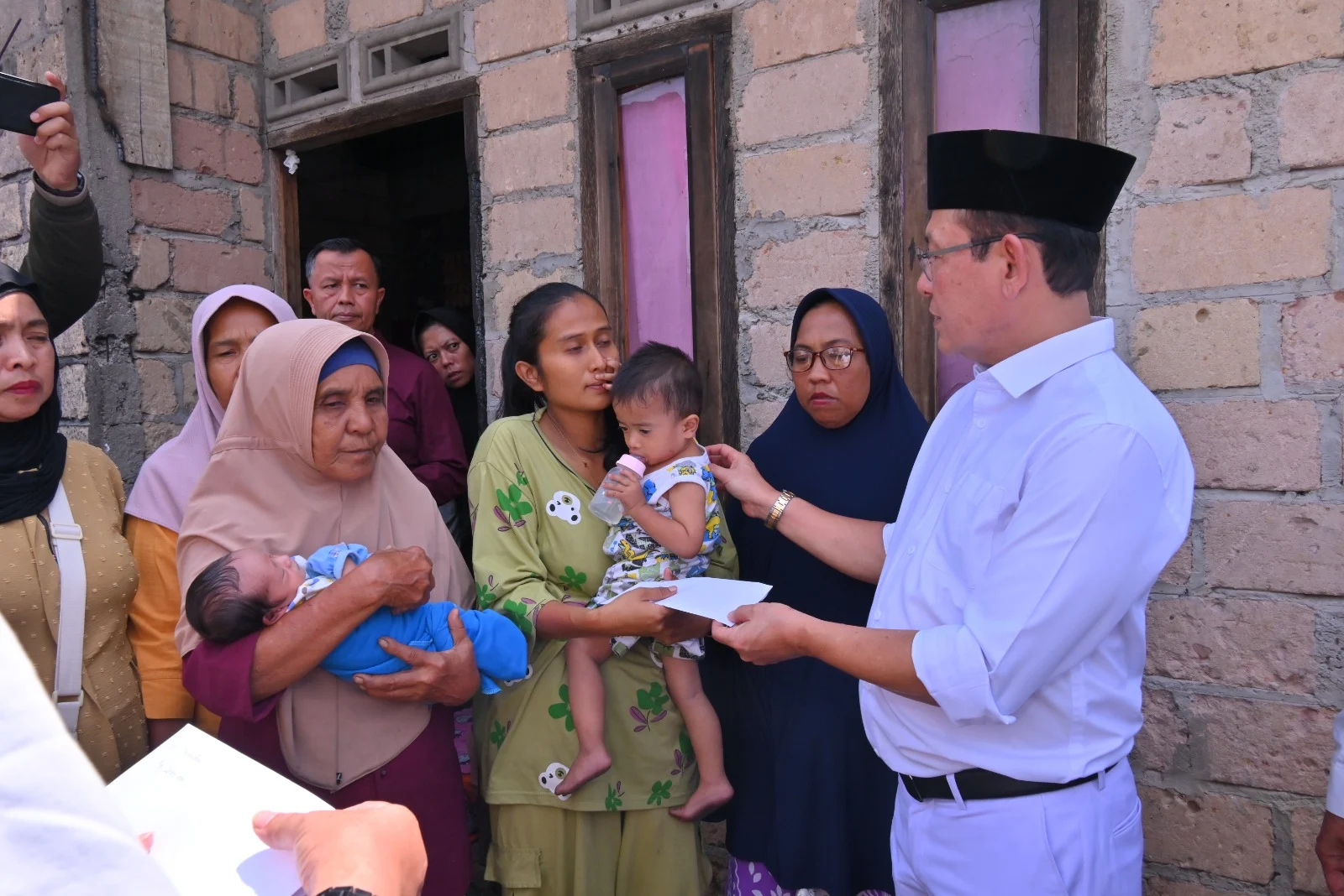 Walikota Zulmaeta Kunjungi Korban Kebakaran Padang Tiakar, Enam Keluarga Terima Bantuan Baznas