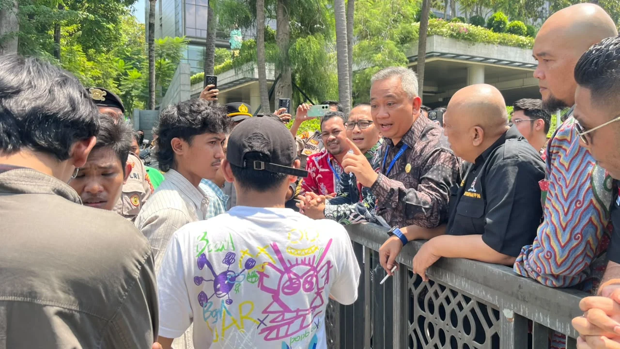 Ratusan Massa Suarakan Protes di Hotel Padma, Legalitas Kongres INI Jadi Sorotan